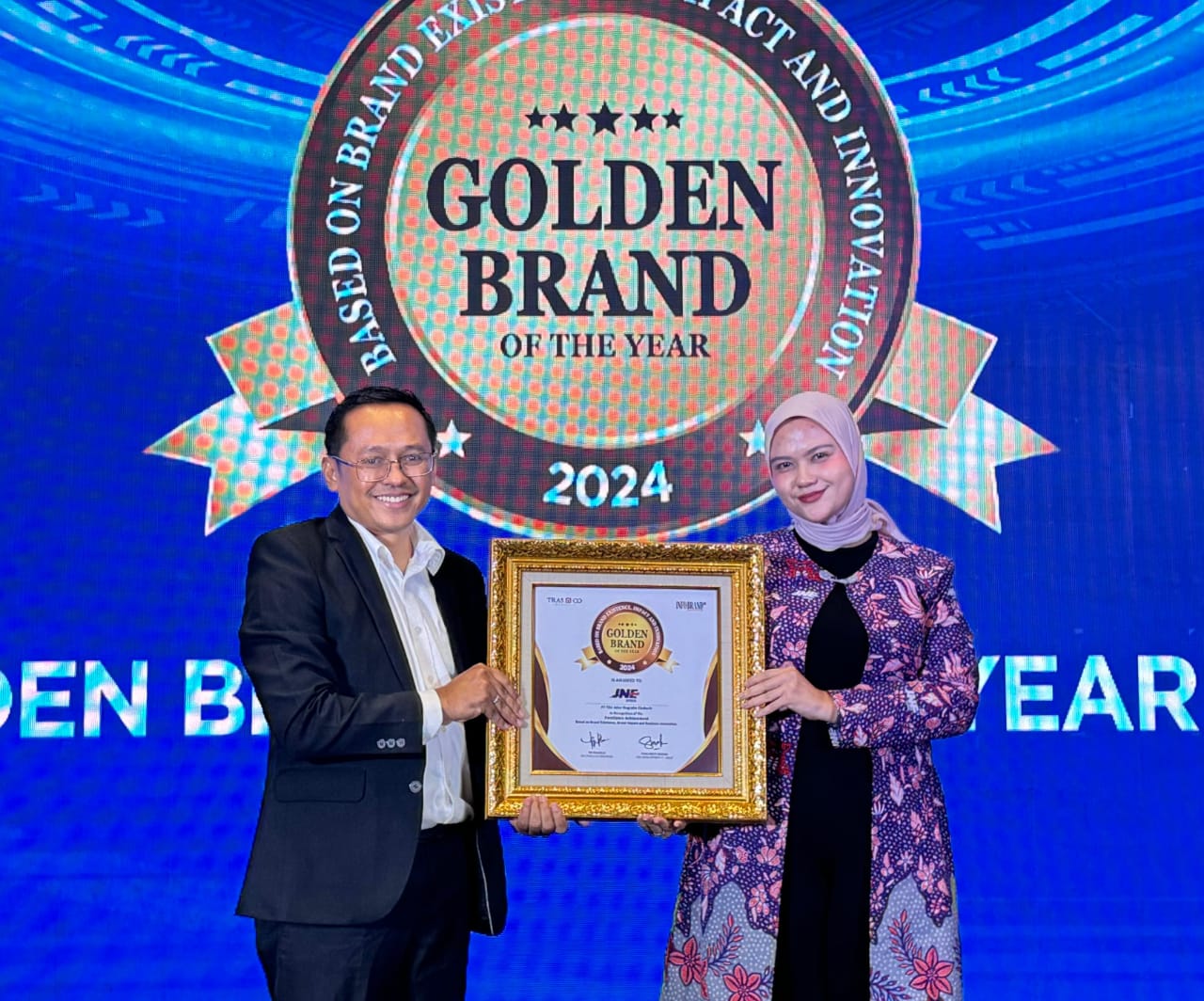 Akhiri Tahun dengan Prestasi Gemilang, JNE Raih Penghargaan Golden Brand of The Year 2024