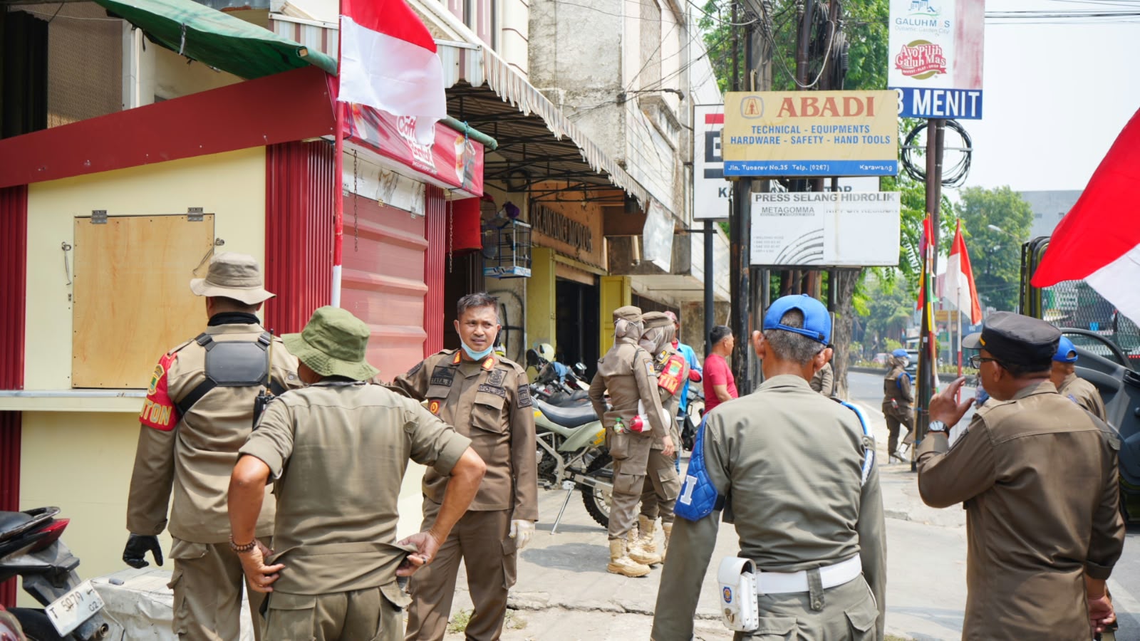 Terus Berlanjut, Bangunan Liar dan PKL di Karawang Wetan Juga Diratakan