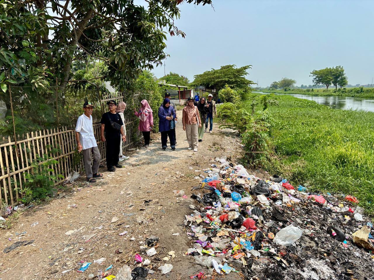 ISMWP: Bakar dan Buang Sampah ke Sungai Masih Jadi Kebiasaan Warga Karawang