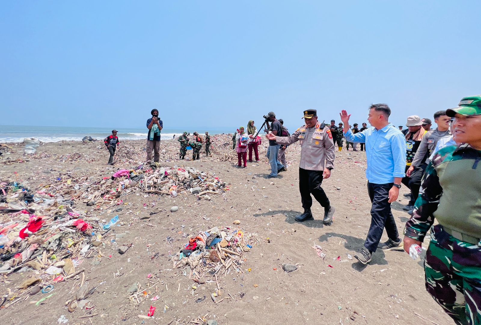 Pj Gubernur Jabar Tinjau Kondisi Sampah di Pantai Cibutun Sukabumi