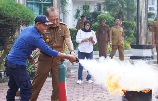 Tingkatkan Kesiapsiagaan Bencana Kebakaran, Pemkab Karawang Gelar Simulasi Penggunaan APAR