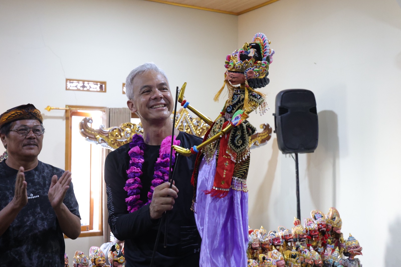 Dihadiahi Wayang Golek Ksatria oleh Dalang Legendaris Karawang, Ganjar Jadi Simbol Harapan Seniman Tradisi