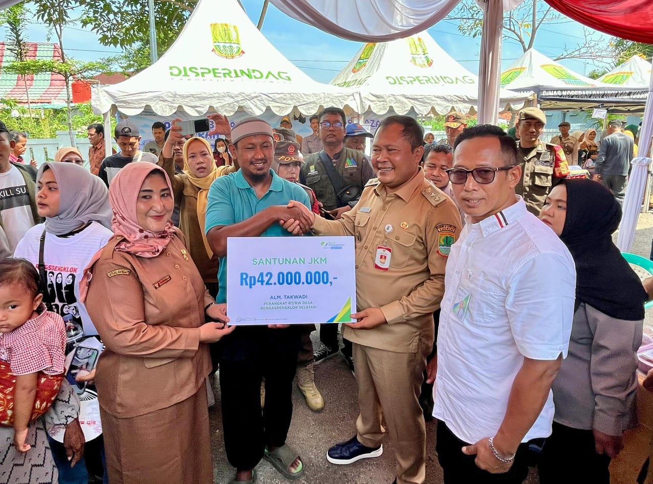 BPJS Ketenagakerjaan Karawang Serahkan Santunan JKM Rp42 Juta untuk Ahli Waris Ketua RT Rengasdengklok Selatan