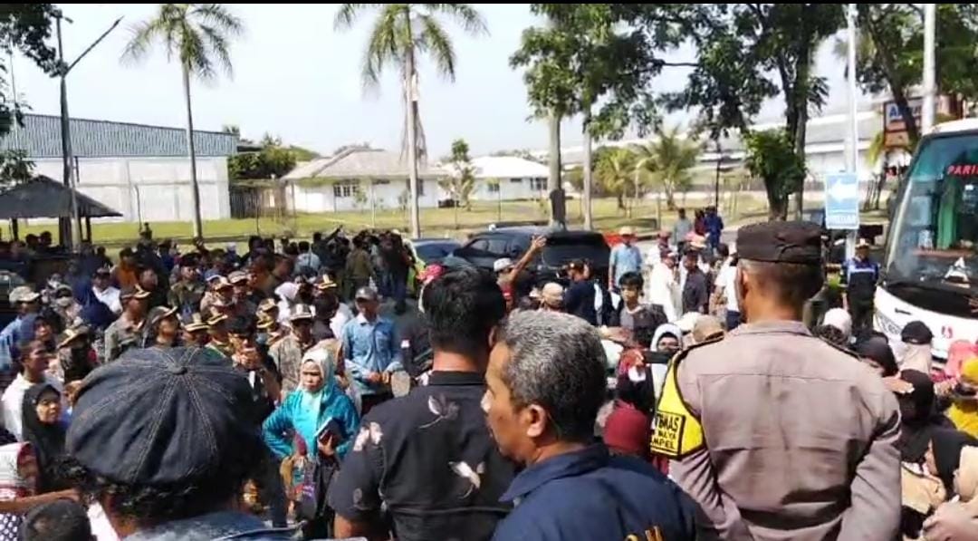 Dinilai Abaikan Pengusaha Lokal, Ribuan Massa Masyarakat Desa Parungmulya Lakukan Unjuk Rasa ke PT IGP