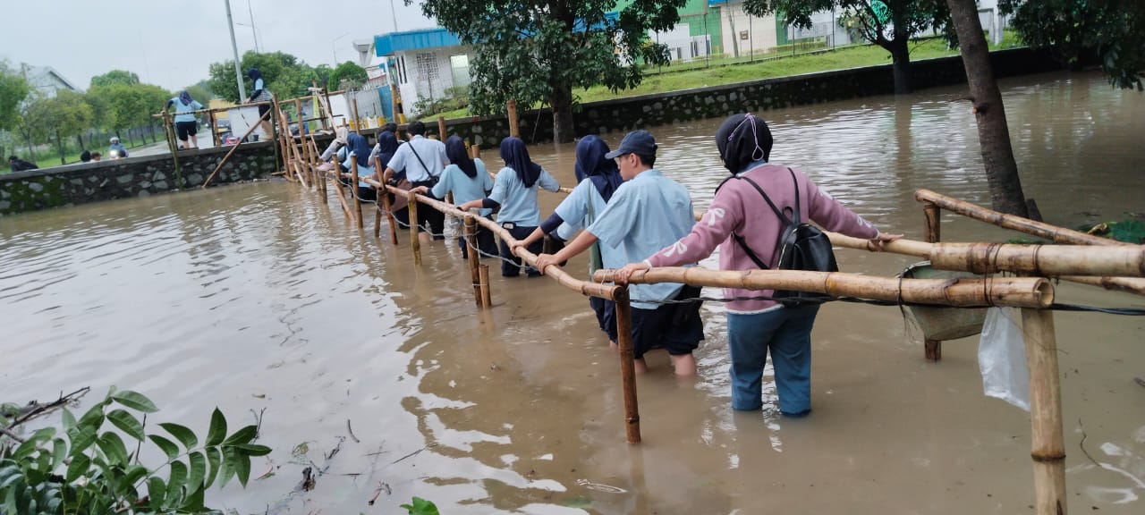 Buruh di Cikarang Terpaksa Nekat Menerjang Sungai untuk Bekerja Lantaran Jembatan Kebanjiran