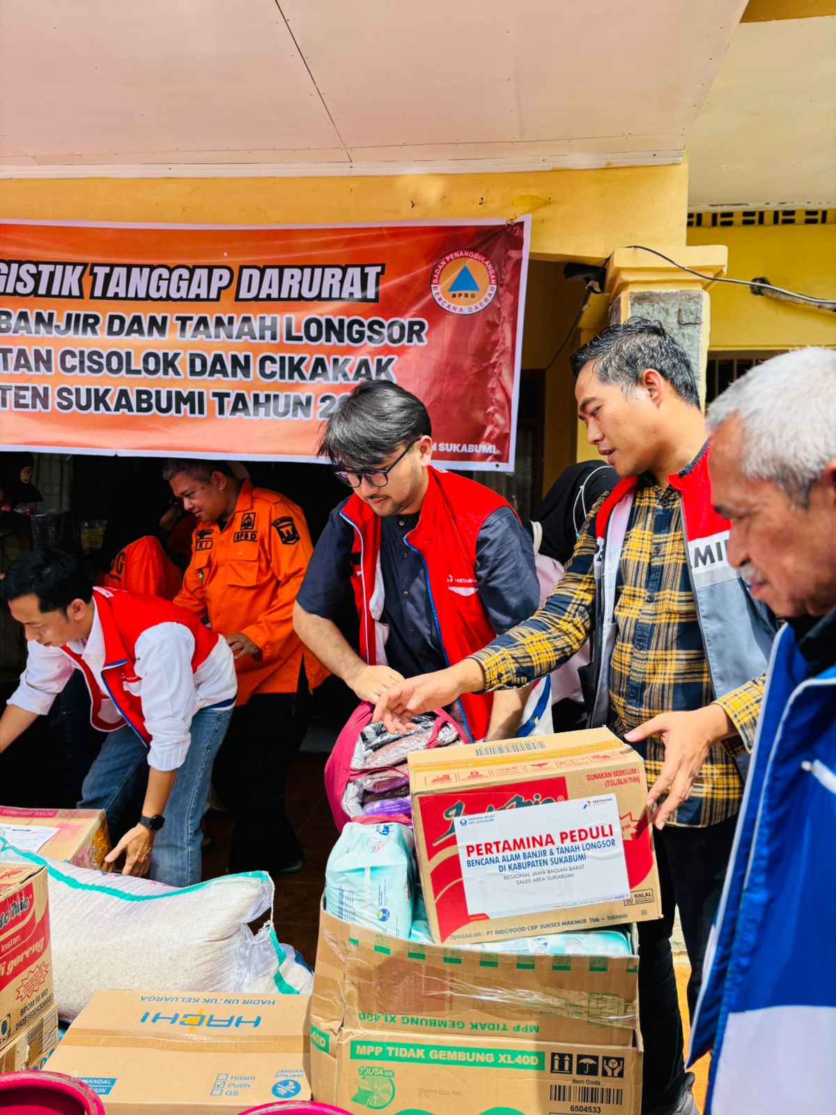 GERCEP! Pertamina Patra Niaga Regional JBB-Hiswana Migas Salurkan Bantuan Banjir dan Tanah Longsor di Sukabumi