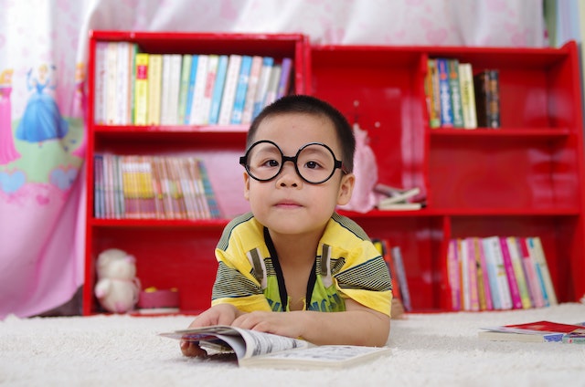 Masih Kecil Tapi Sudah Pakai Kacamata, Bunda dan Ayah Wajib Banget Turunkan Minus Anak Dengan Begini