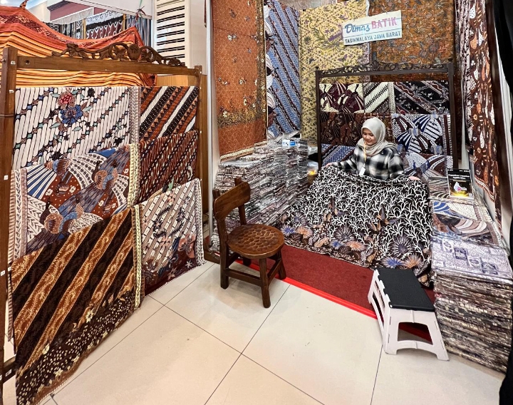 Setia Pada Lilin, Bukan Printing: Dimas Batik Jadi Penjaga Terakhir Batik Tulis Tasikmalaya