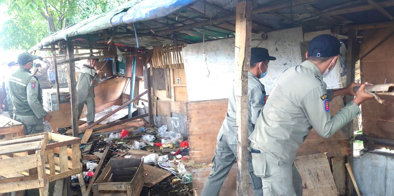 Puluhan Bangli di Jalur Pasar Famili di Kota Bekasi Dibongkar