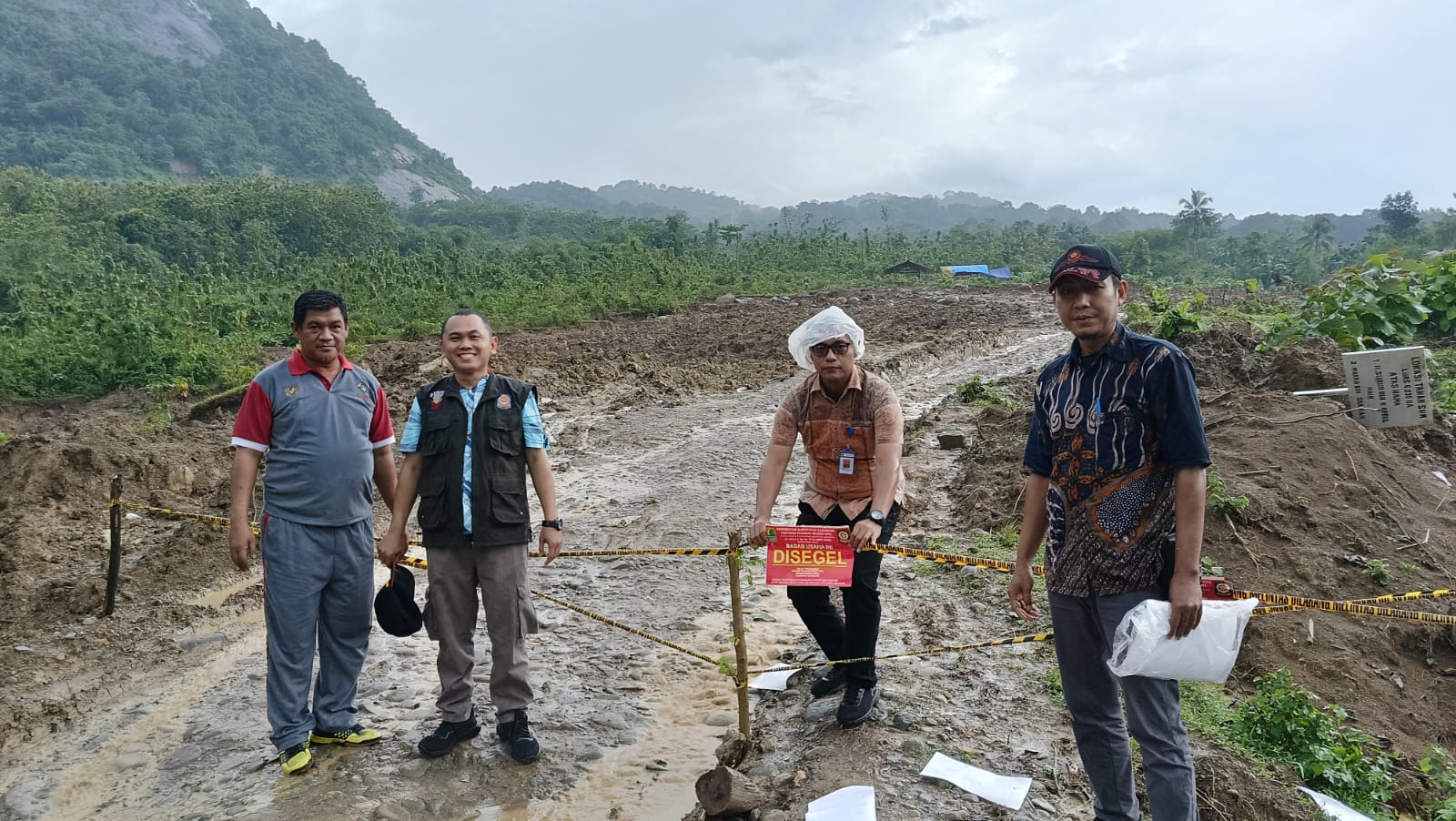 Melanggar Izin, Sebidang Lahan di Desa Cipurwasari Kecamatan Tegalwaru Karawang Digaris Satpol PP