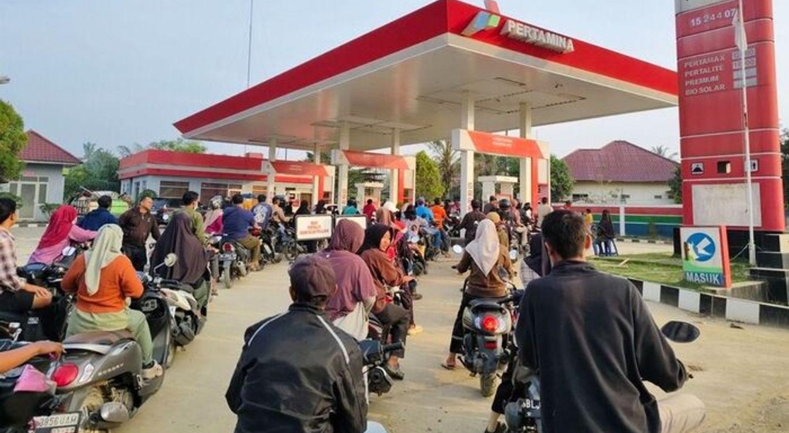 Antrean Panjang Motor di SPBU Jatimakmur Jadi Perhatian Warga