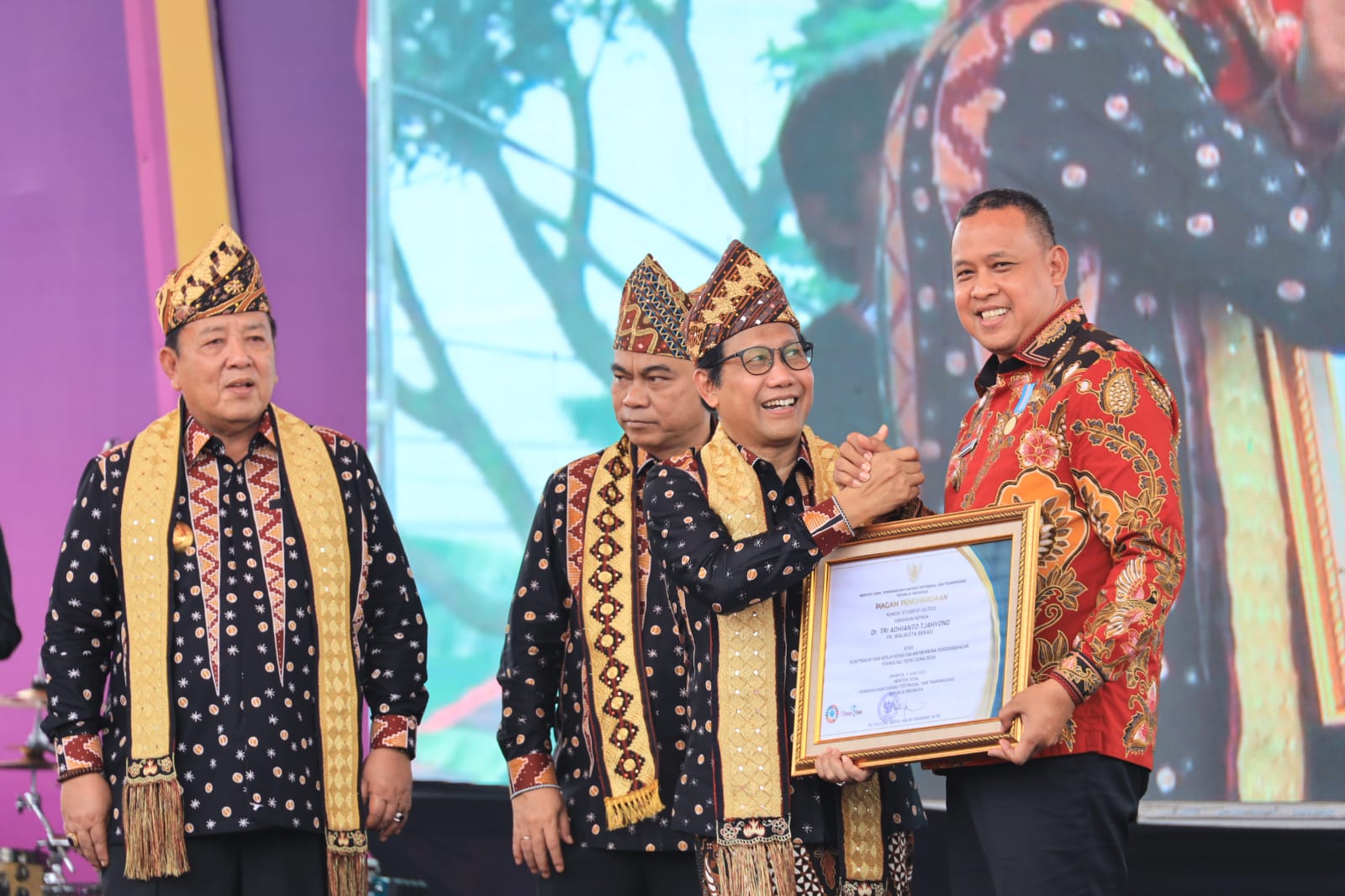 Tri Adhianto Terima Penghargaan TTG Desa Nusantara ke-XXIV 2023 di Lampung