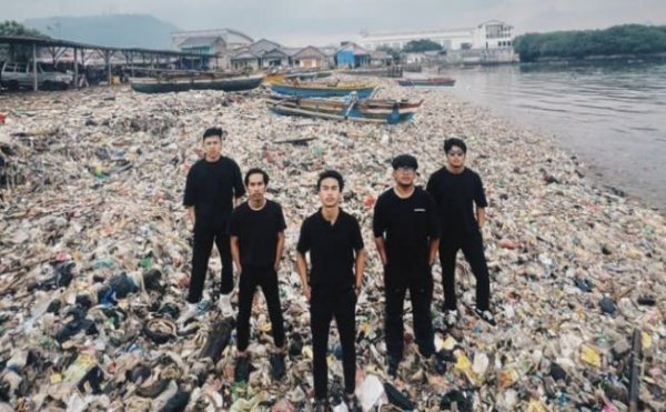 Lampung Kembali Viral, Kali ini soal Hamparan Sampah di Pantai