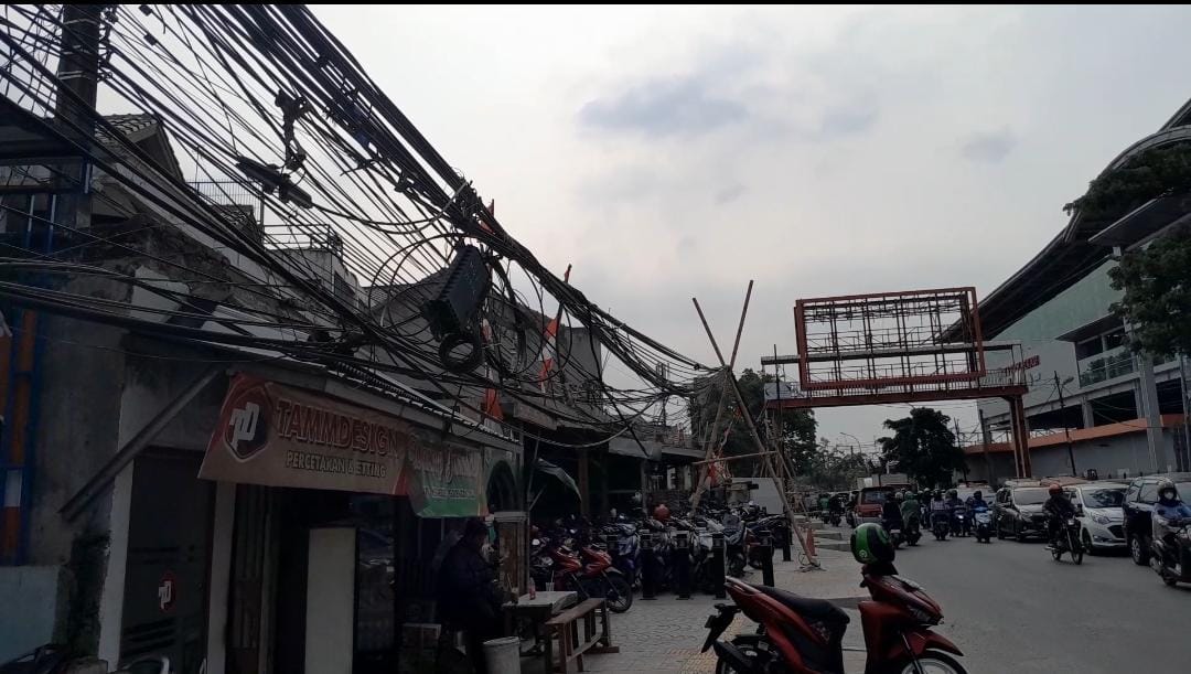 Kabel Semrawut di Kota Bekasi Kian Mengkhawatirkan