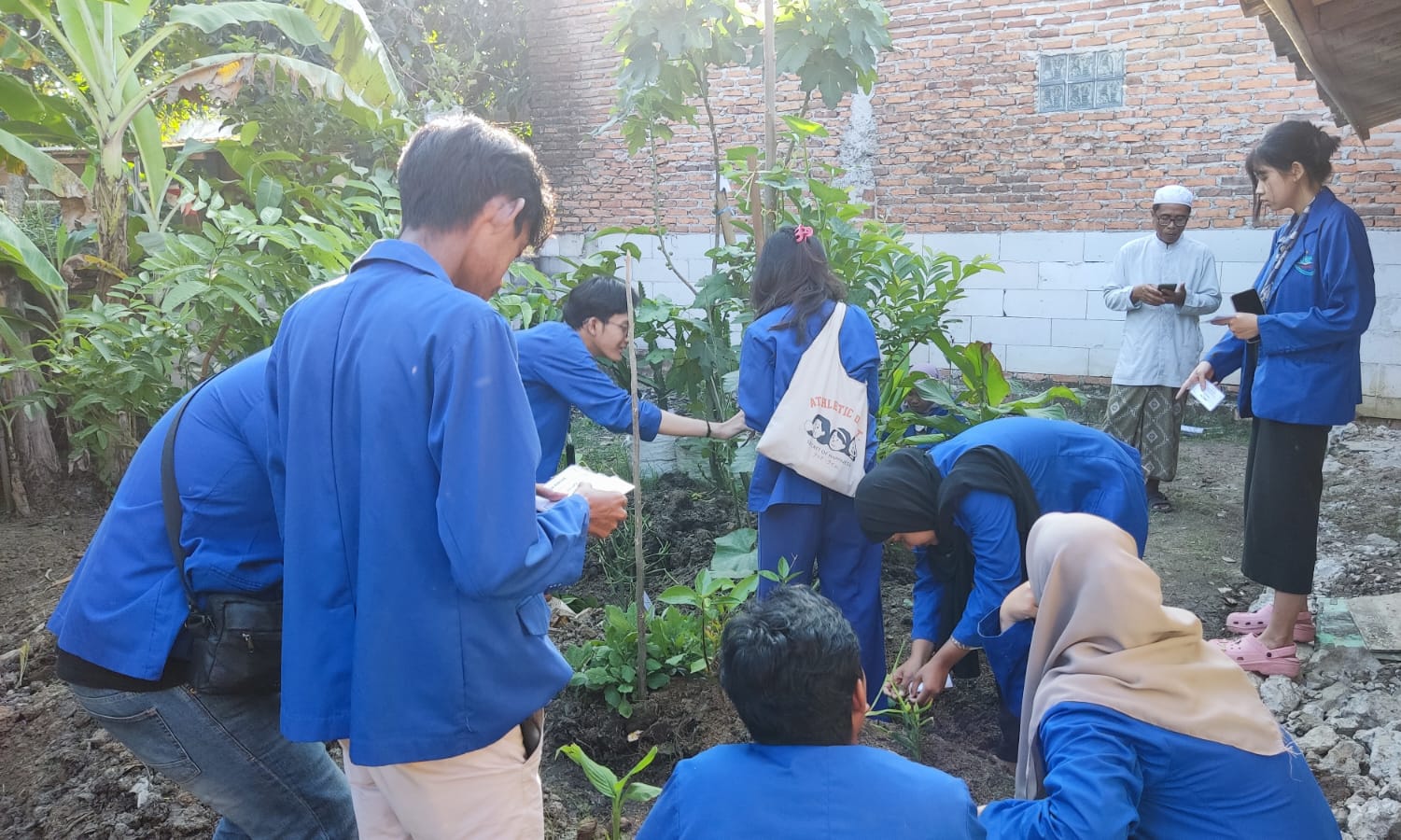 Mahasiswa KKN UBP Bantu Sukseskan Program P2WKSS di Desa Kutamakmur