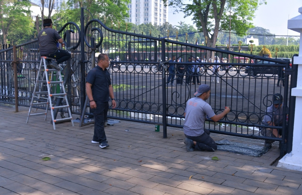 Pemprov Jabar Benahi Fasilitas Umum Pascakerusuhan. 