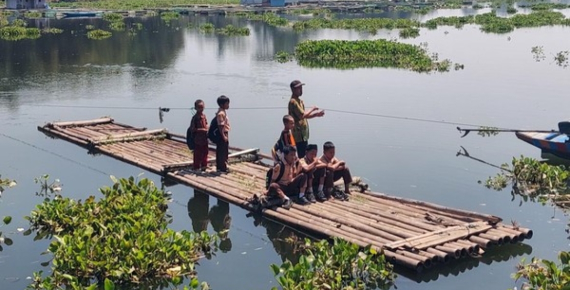 Bertaruh Nyawa Menyeberangi Waduk Saguling, Bocah SD di Bandung Barat Andalkan Rakit untuk Sekolah