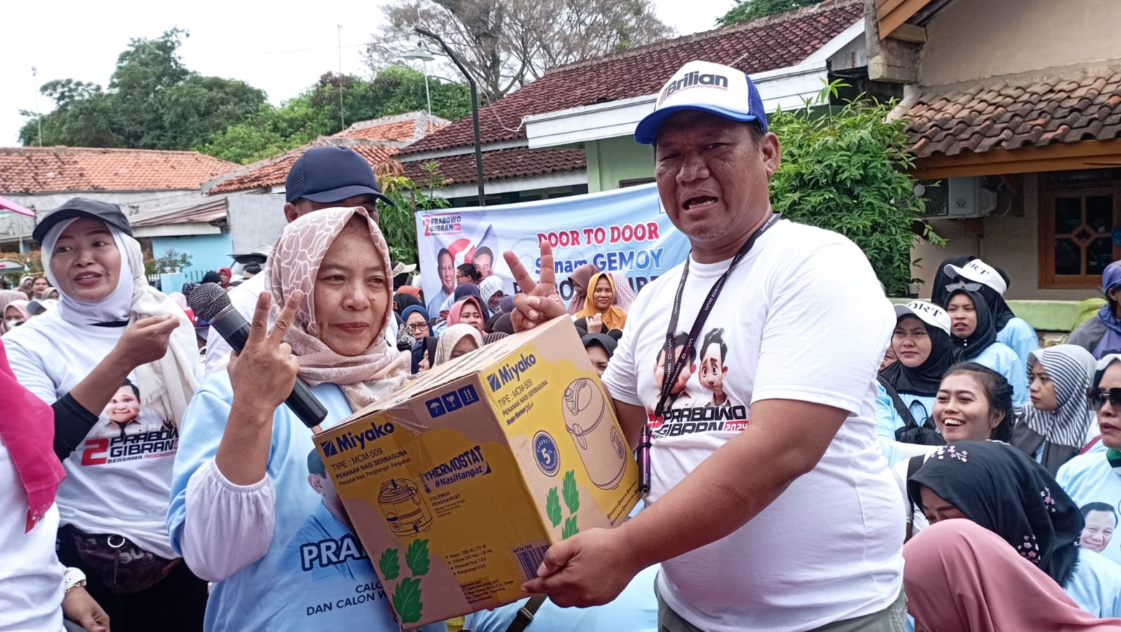 Pemilu 2024 Sebentar Lagi, Relawan Prabowo-Gibran Sosialisasi Program 'Senam Gemoy' di Kampung Kali Uluh
