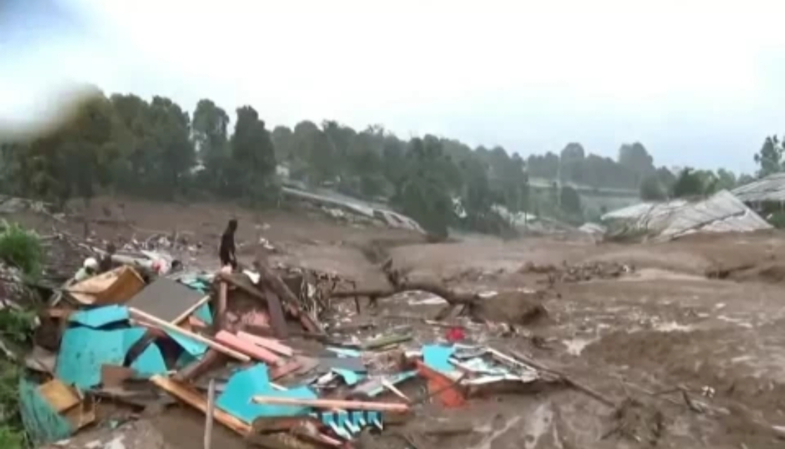 Longsor Hebat di Jawa Barat: 7–8 Orang Tewas, Puluhan Hilang