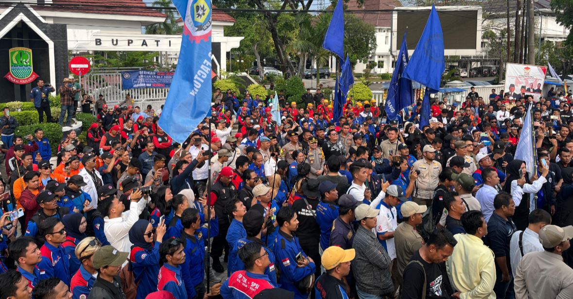 Terkait Putusan MK, Ratusan Buruh di Karawang Tuntut Kenaikan Upah 12 Persen