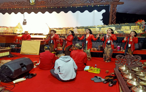 Warga Kota Bekasi Tumpah Nonton Pagelaran Wayang Kulit dengan lakon Wahyu Cakraningrat