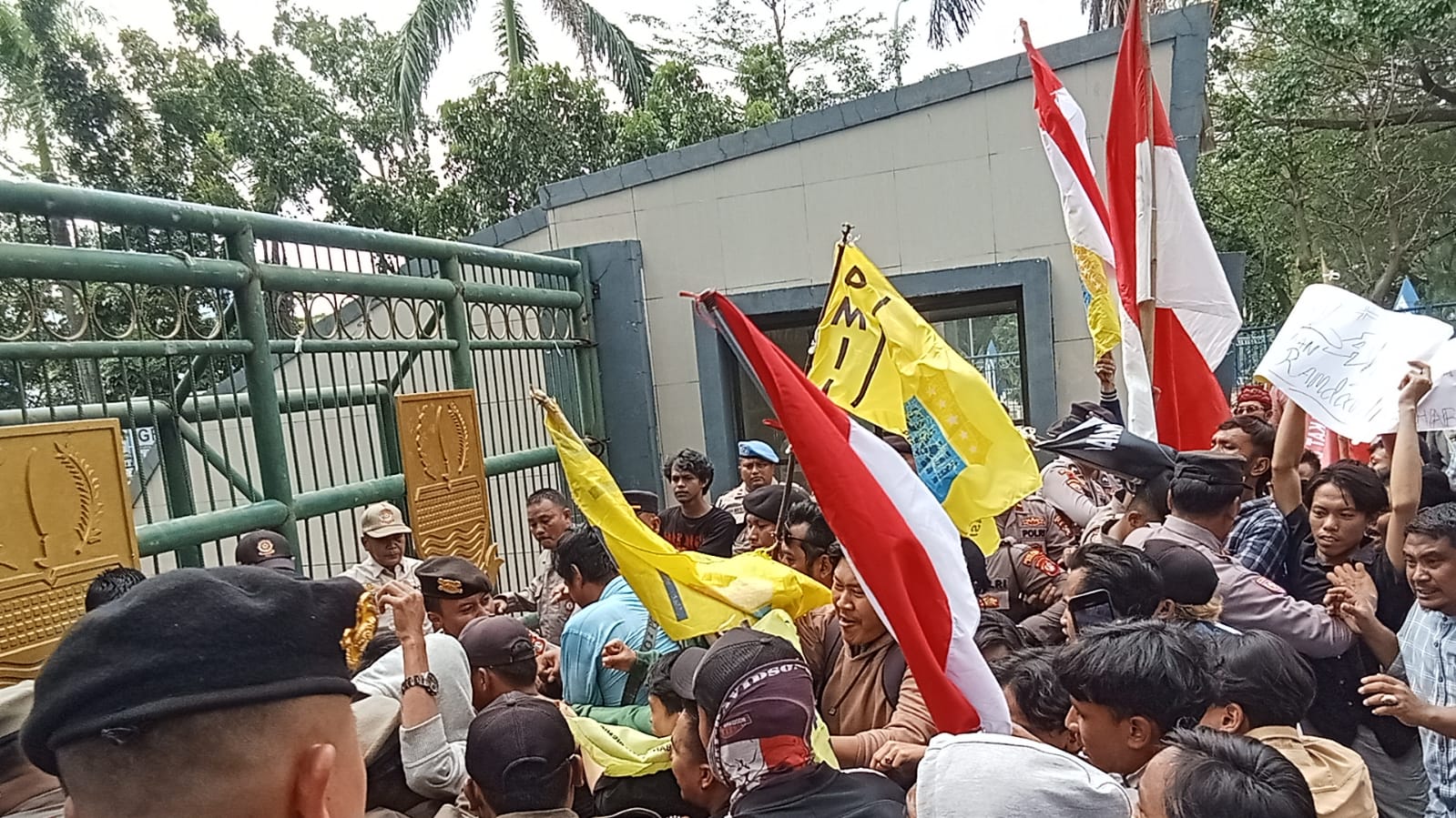 Aksi Unjuk Rasa yang Digelar Aliansi Masyarakat dan Mahasiswa Kabupaten Bekasi Ricuh