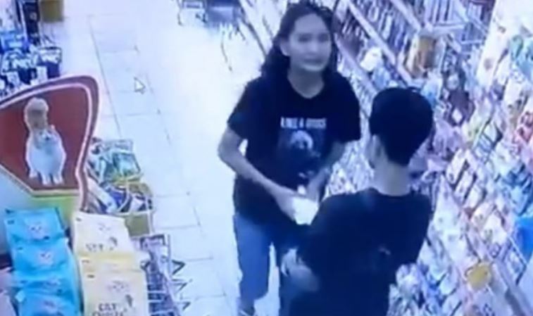 Terekam CCTV, 2 Sejoli Gondol Kosmetik Rp400 Ribu di Minimarket Bekasi