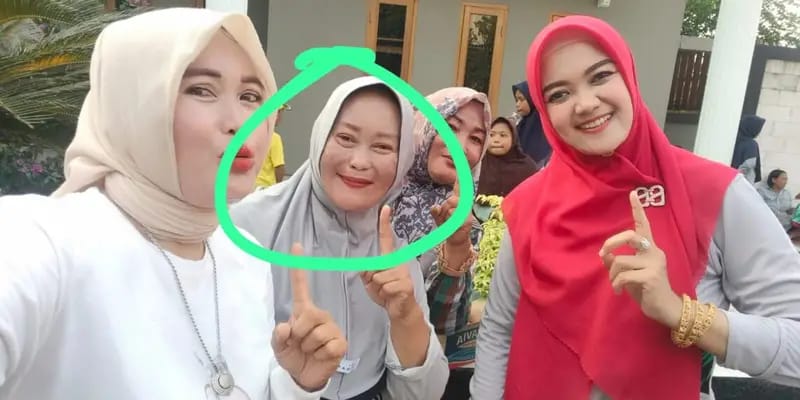 Heboh Kepsek SDN Batujaya Pose Kampanye dengan Cawabup 01, Ternyata Istri Mantan Kepala DPUPR Karawang