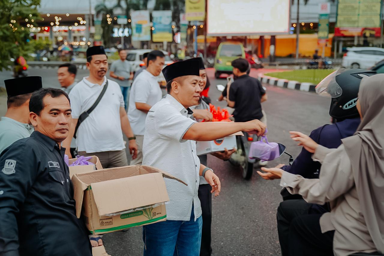 Bupati Karawang Bagikan 1.500 Takjil Gratis di Bundaran Ramayana, Habis Seketika!