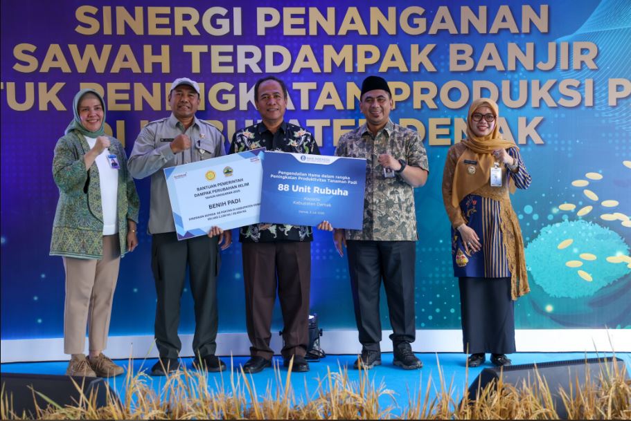 Tepati Janji, Taj Yasin Serahkan Bantuan Benih Padi untuk Petani Terdampak Banjir di Demak