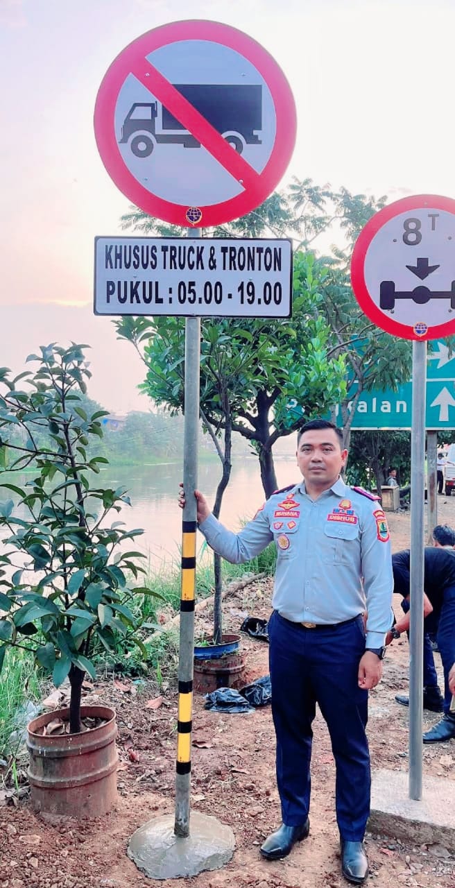 Dishub Karawang Pasang Rambu Pembatasan Jam Operasional Truk Berat dan Tronton PT Jui Shin Indonesia 