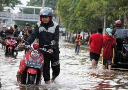 5 Pertolongan Pertama Saat Motor Terendam Banjir, Dibilas Air Jangan Dinyalakan