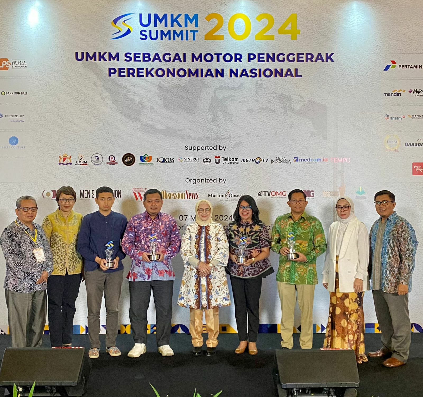 JNE Terima Penghargaan 'Mitra UMKM' dalam Pagelaran UMKM Summit Awards 2024