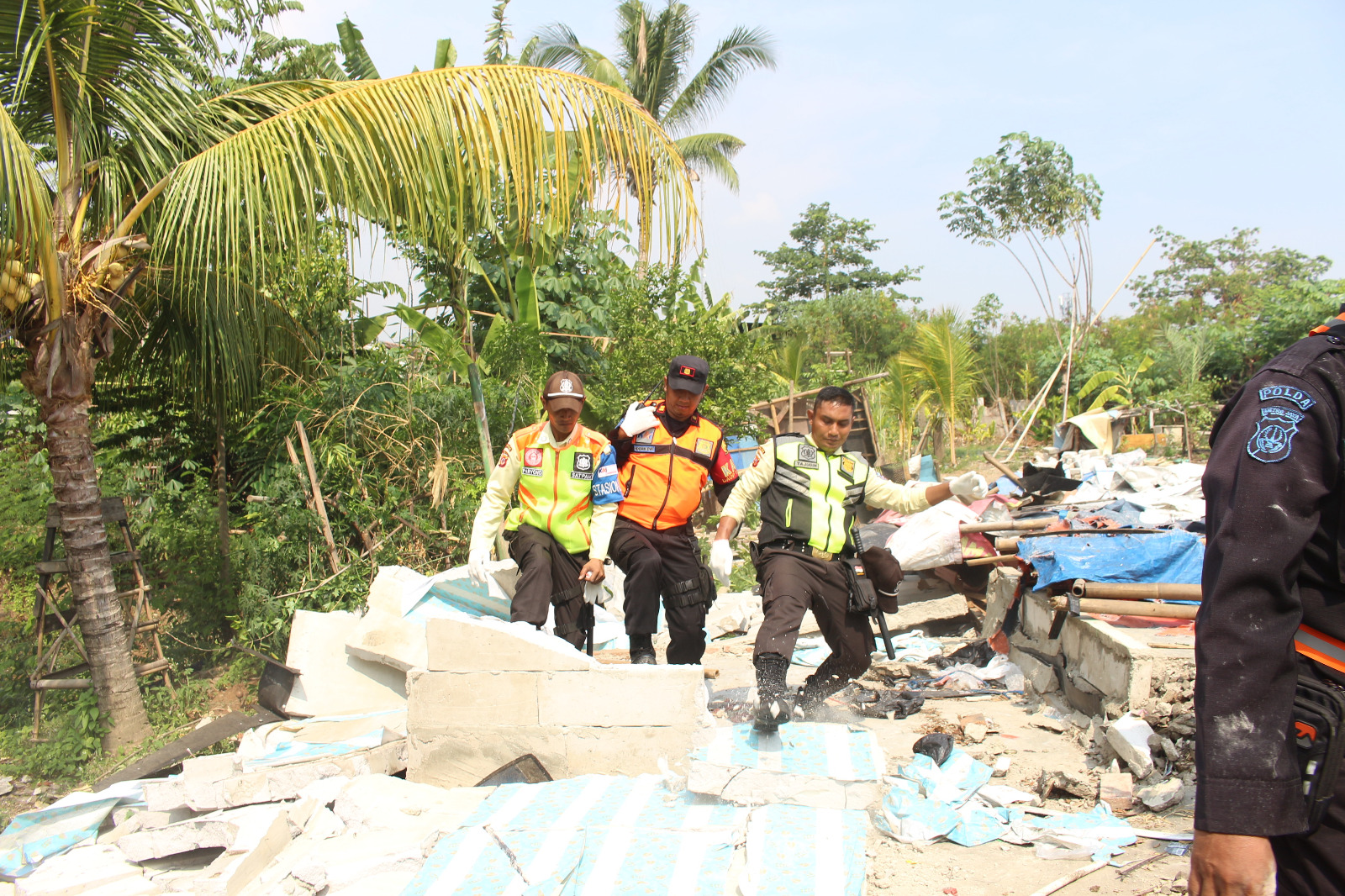 Puluhan Bangunan Liar Prostitusi Se'er Dibongkar Oleh PT KAI