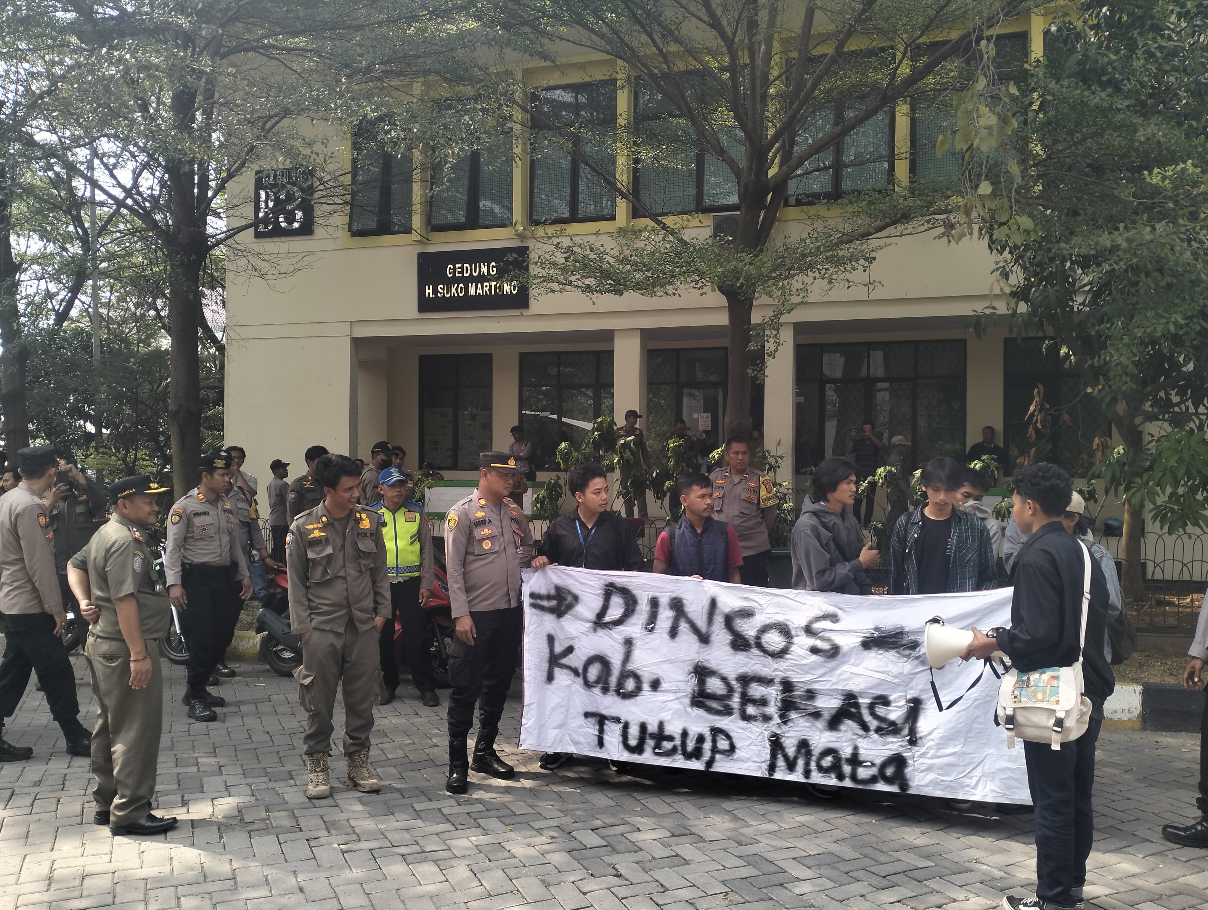 Dinilai Tak Becus Monitoring PKH, Gerakan Mahasiswa Peduli Konstitusi Geruduk Kantor Dinsos Kabupaten Bekasi