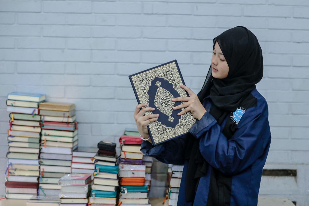 SmartTren Ramadan, Siswa SMAN 8 Bandung Wakafkan Ratusan Al-Qur'an