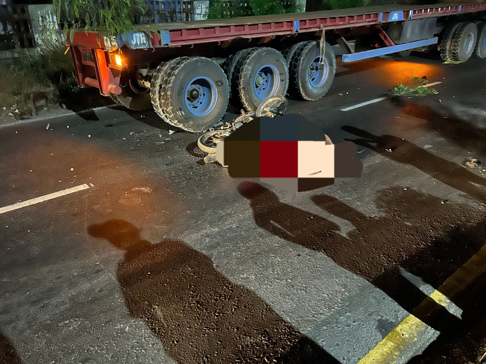 Alami Luka Parah, Pemotor Tewas Usai Tabrak Truk Mogok di Jalan Raya Purwasari Kampung Krajan