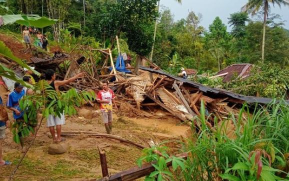 Diterjang Tanah Longsor, Lima Rumah di Kampung Ciherang Lebak Rusak Total