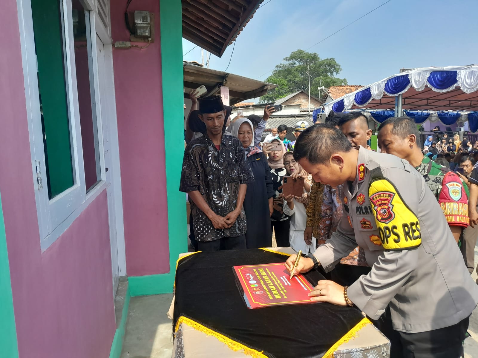 Kaget Didatangi Polisi, Pekerja Serabutan Bersama Istri-4 Anak Dapat Bantuan Bedah Rumah dari Polres Karawang