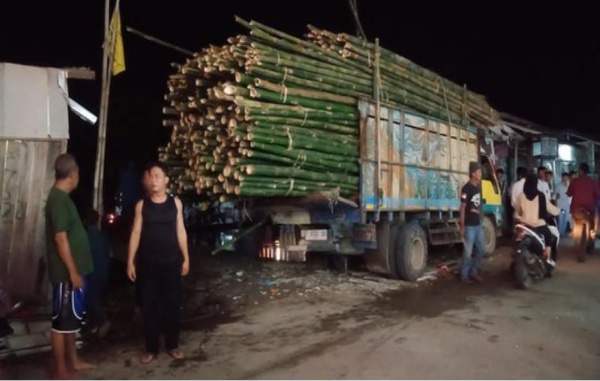Truk Muatan Bambu Seruduk Kios dan Gerobak di Karawang, Satu Pedagang Bubur Tewas 