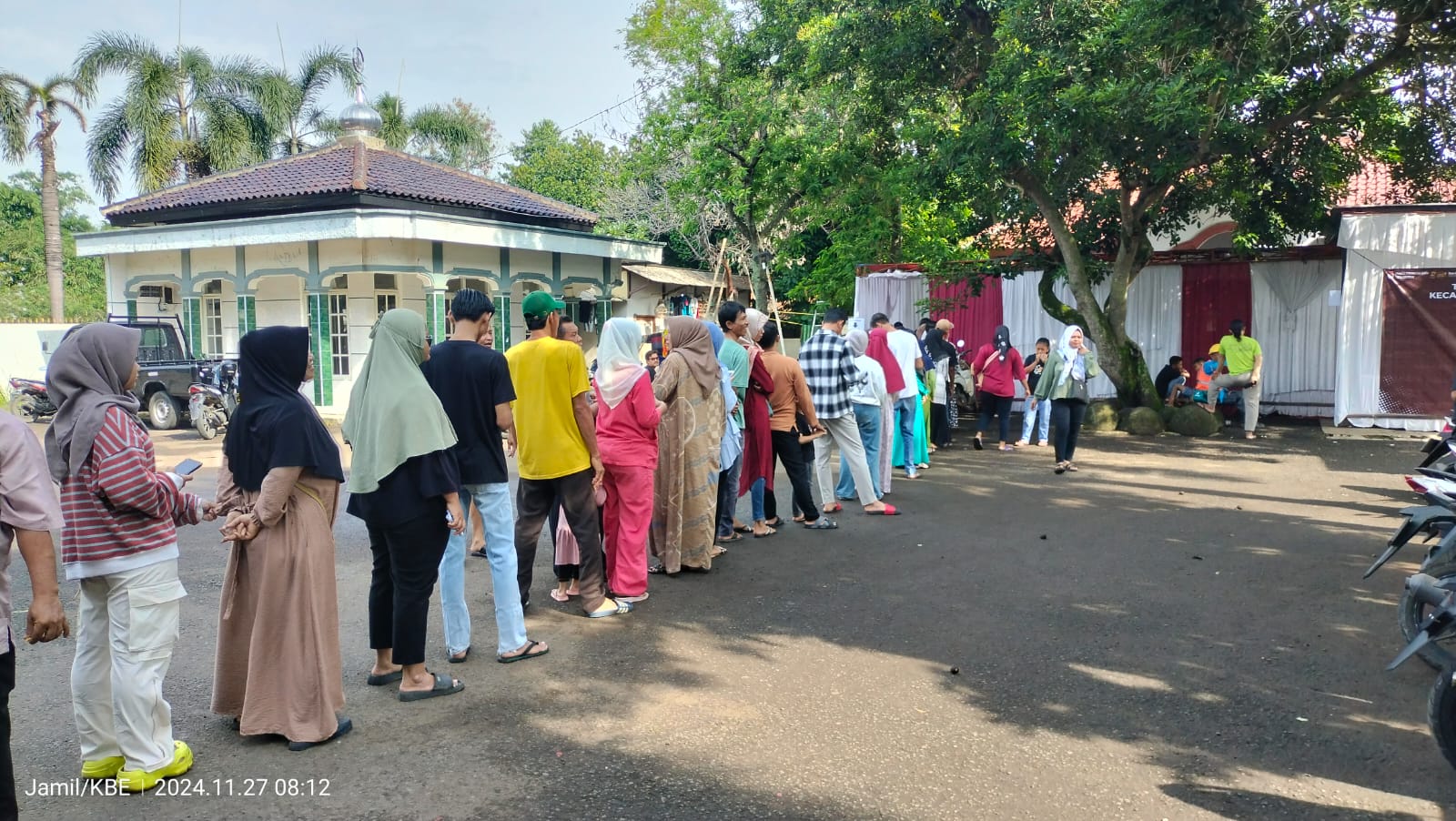 Antusias Warga Menyalurkan Hak Suara Di TPS Ade Kuswara