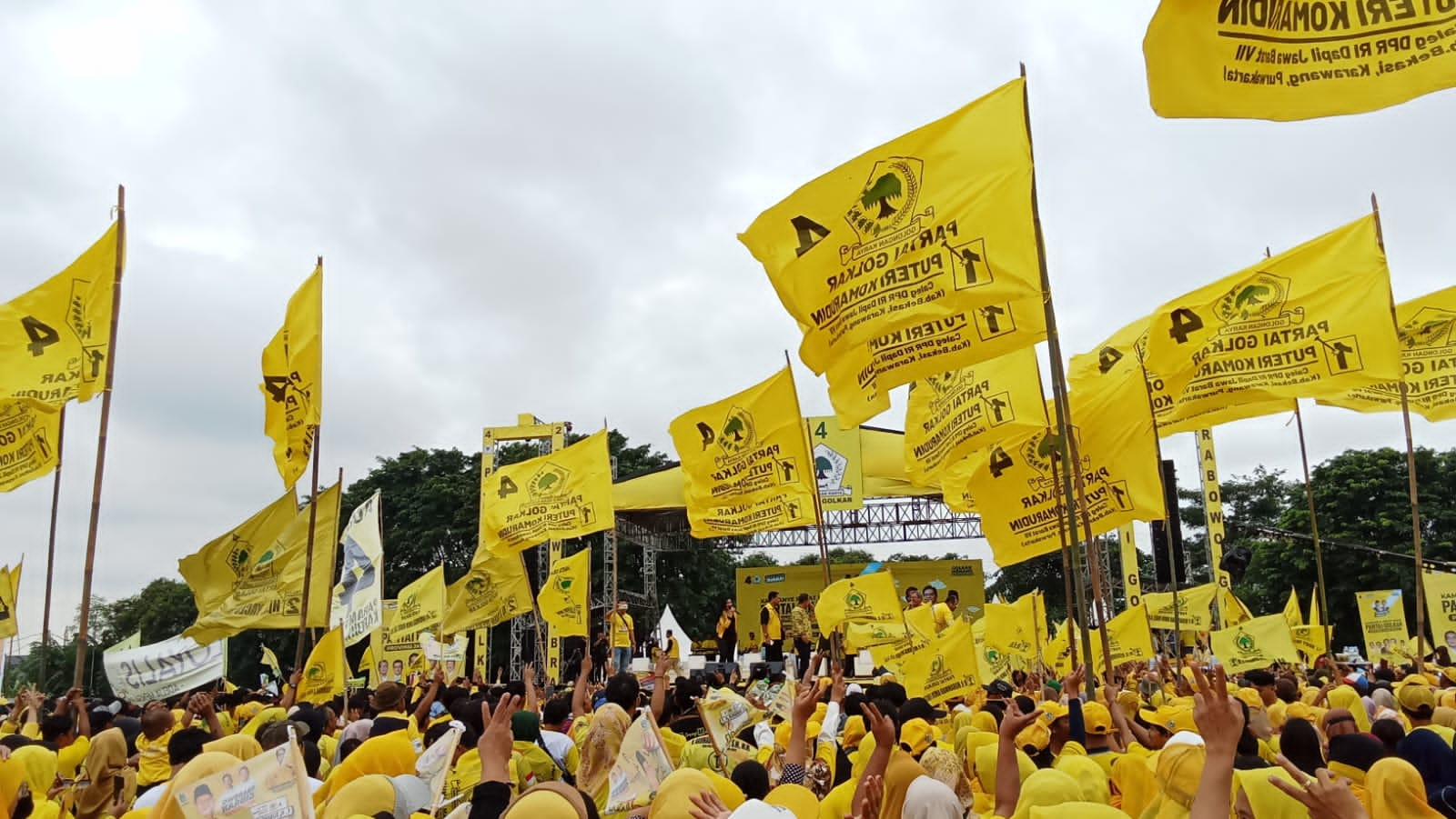 Hadiri Kampanye Rapat Umum Partai Golkar di Stadion Mini, Gibran-Airlangga Disambut Ribuan Massa di Cikarang