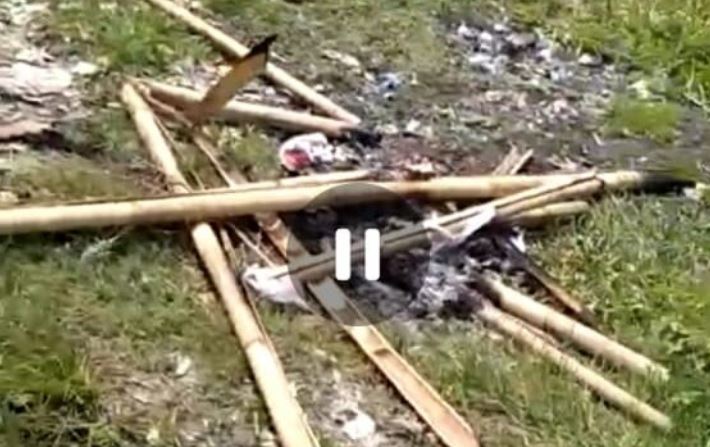 Heboh!! Sekelompok Pemuda Tak Dikenal Mencabut dan Membakar Baliho Ganjar-Mahfud di Kawasan Rengasdengklok