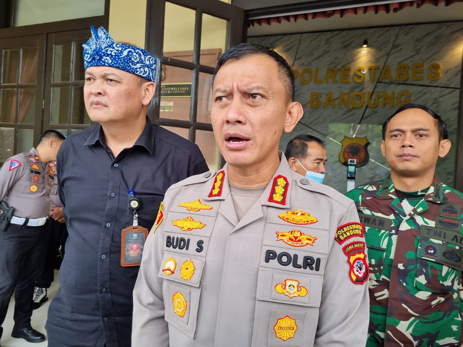 Kantongi Identitas, Kapolrestabes Bandung Gerak Cepat Amankan Pelaku Pengeroyokan Anggota TNI AD