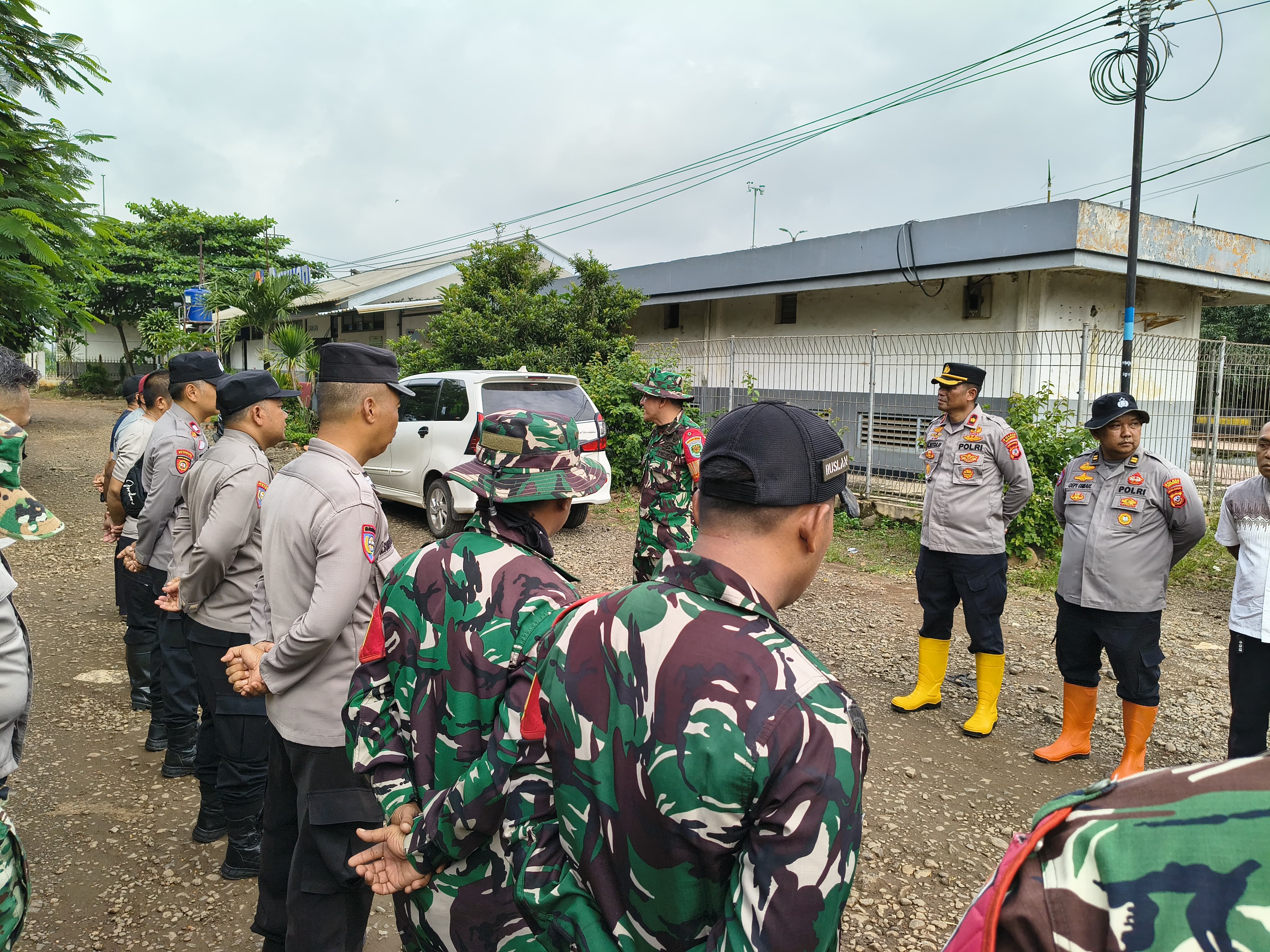 TNI- Polri Kompak Kerja Bakti di Akses Jalan Stasiun Cikampek