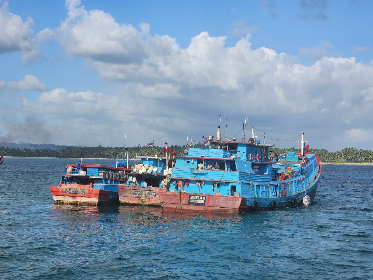 Aksi Alih Muatan Hasil Tangkapan Ilegal 3 Kapal Perikanan di Laut Aru Dihentikan 