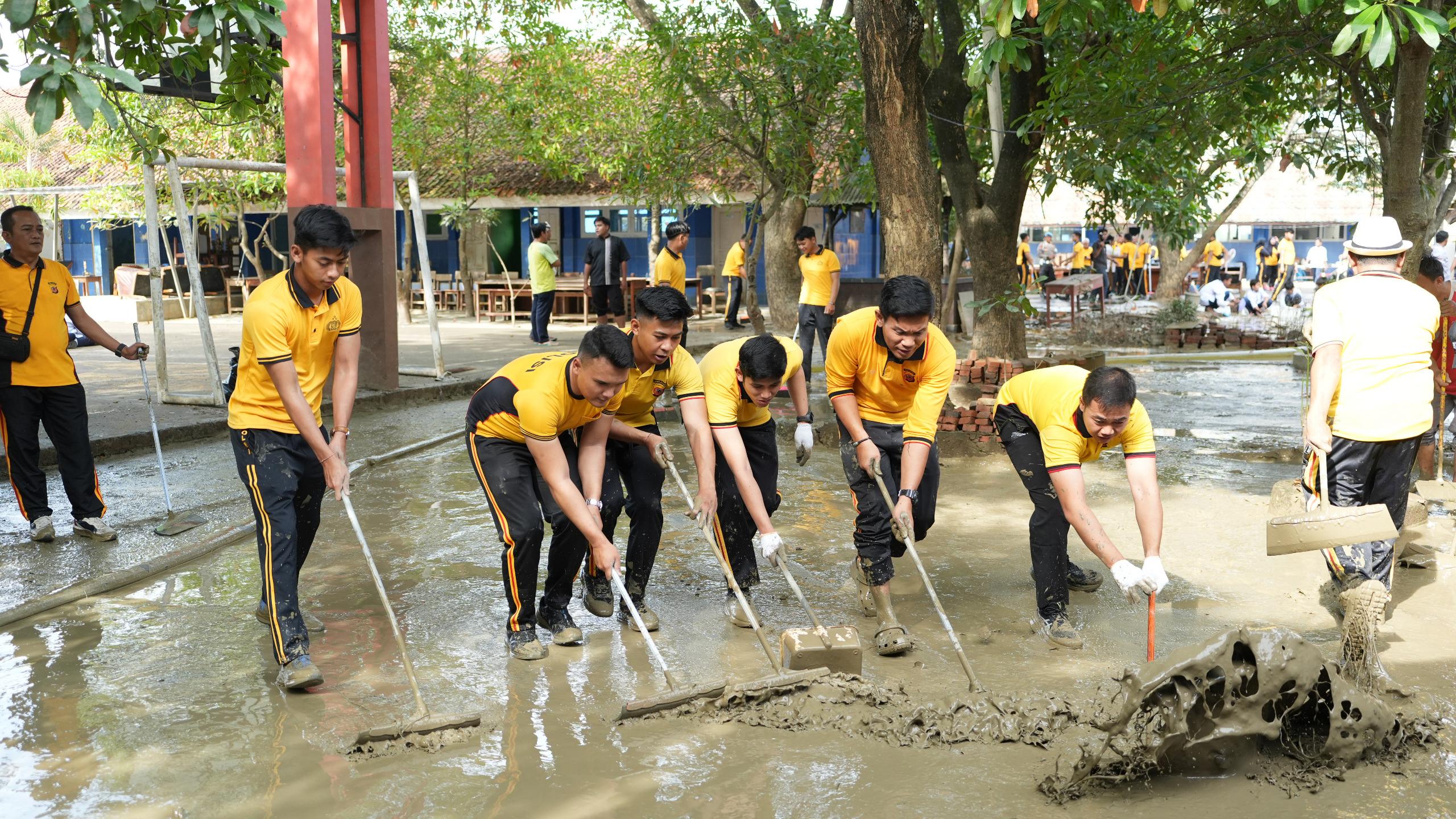 Terendam Banjir, Kapolres Karawang Bersih-bersih di SMPN 1 Telukjambe Barat 