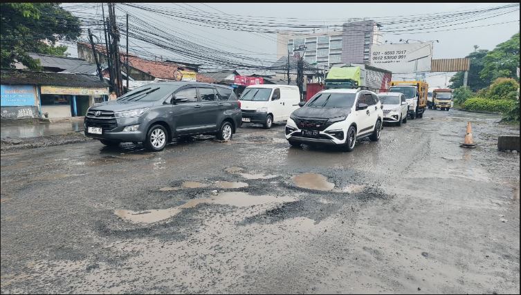 Memprihatinkan! Banyak Jalan Rusak dan Berlubang di Bekasi, Ancam Keselamatan Pemudik