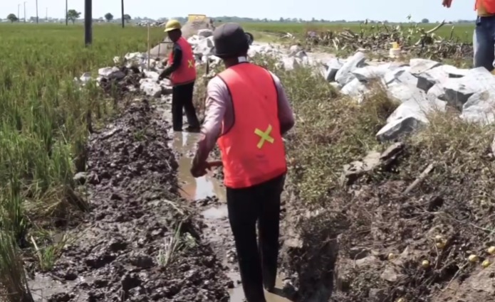 Dinas PUPR Karawang Tingkatkan Jalan Cilebar-Betokmati, Fokus pada Pemasangan TPT