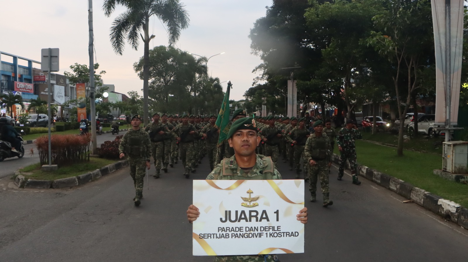 Yonif 305/Tengkorak Raih Juara Lomba Parade dan Defile Sertijab Pangdivif 1 Kostrad